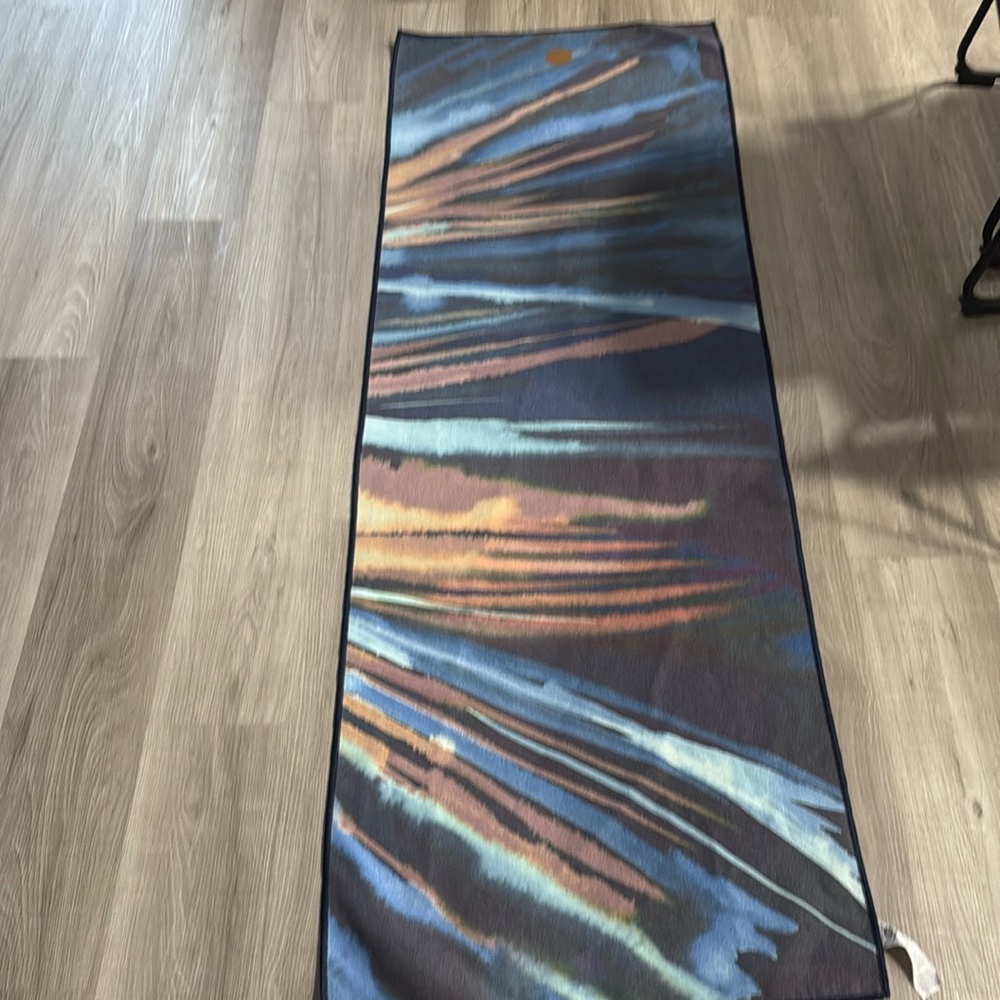 Manduka yogitoes non-slip grip yoga mat towel